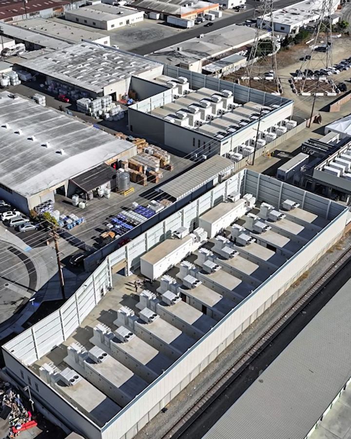 Archive: Utility-scale containerised battery energy storage cabinets at Stanton BESS, 8 Oct 2024 (Sig. Chiocciola, CC0). Not the ACWA / Marafiq Red Sea PCOD of 6 September 2026, not The Red Sea destination utilities day-of, and not a 1,227 MWh off-grid battery still.