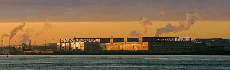Archive: Airbus Hamburg-Finkenwerder plant viewed from the Elbe, 28 Sep 2015 (Fabian Sandner, CC BY-SA 4.0). Not the 16 September 2026 Tianjin FAL 2 first A320neo delivery, not China Eastern acceptance day-of, not Tianjin assembly-line photography, and not Mobile/Toulouse FAL stills.