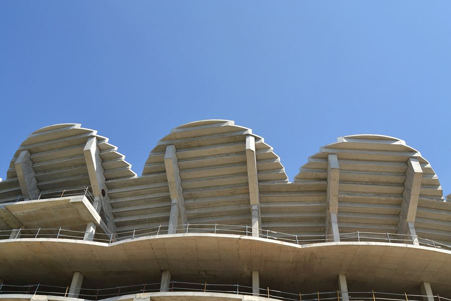 Archive: Upper concrete tiers and shell supports of Nou Mestalla under construction, Valencia, 12 Sep 2013 (Joanbanjo / Wikimedia Commons, CC BY-SA 3.0). Not the 2026 Big Lift / hydraulic roof cable-lift, not a day-of Valencia CF roof still, and not tourist old Mestalla match-day photography.