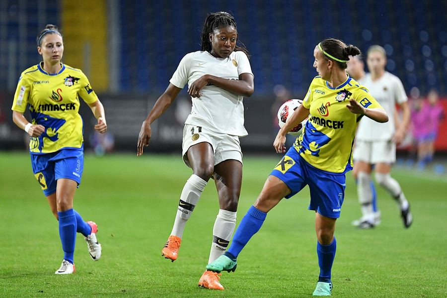 Archive: UEFA Women’s Champions League — Kadidiatou Diani (PSG) contested vs SKN St. Pölten, 12 September 2018 (Granada / Julia Engel, CC BY-SA 4.0). Not the 22 September 2026 league-phase openers; not Matchday 1 day-of photography.