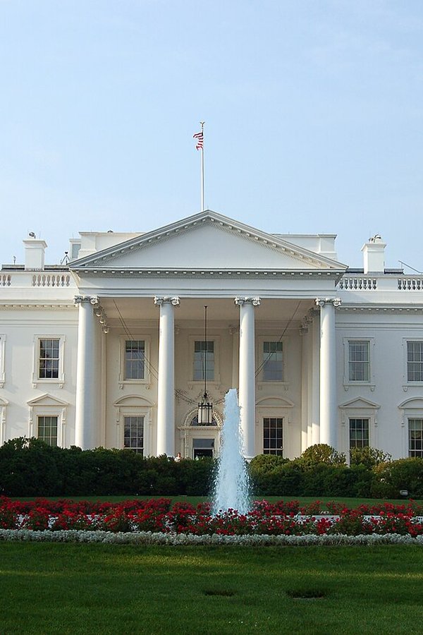 Archive: North Portico of the White House across the North Lawn, Washington, D.C. — Rob Young (CC BY 2.0). Not the 24 September 2026 TRO / hard-pass restore day, not day-of CNN, MS NOW or Politico credentialing photography, and not reporters returning to the North Lawn that afternoon.