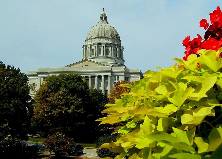 Archive: Missouri State Capitol, Jefferson City — dome, lantern and central façade under a clear sky, autumn foliage in the foreground. Linda L Kung, License CC BY-SA 4.0. Not the 25 September 2026 Supreme Court Missouri map stay day, not day-of Missouri officials or People Not Politicians photography, not 2025 or 2022 district-map graphics, and not election-day ballot imagery.