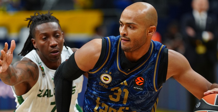 Shavon Shields drives for Fenerbahçe against Žalgiris in Istanbul in October 2026.