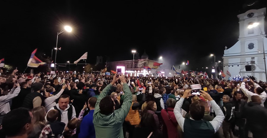 Supporters welcome students walking from Novi Sad to Belgrade at their overnight stop in Stara Pazova, Serbia, in October 2026.